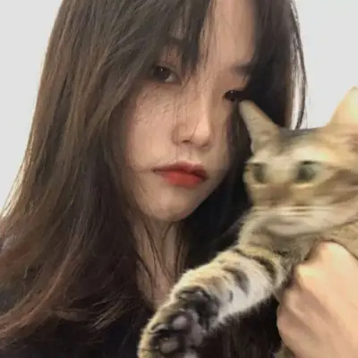女生抱猫头像高清图片