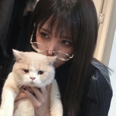 女生抱猫头像高清图片