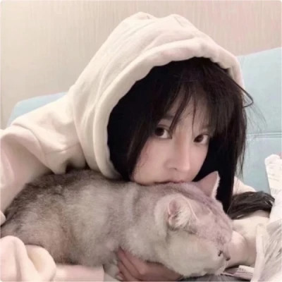 女生抱猫头像高清图片
