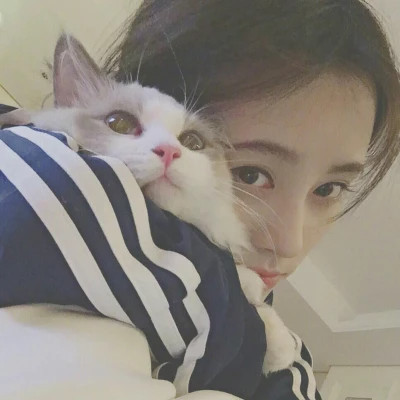 女生抱猫头像高清图片
