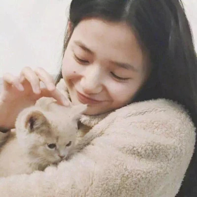 女生抱猫头像高清图片