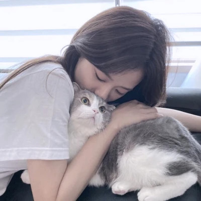 女生抱猫头像高清图片
