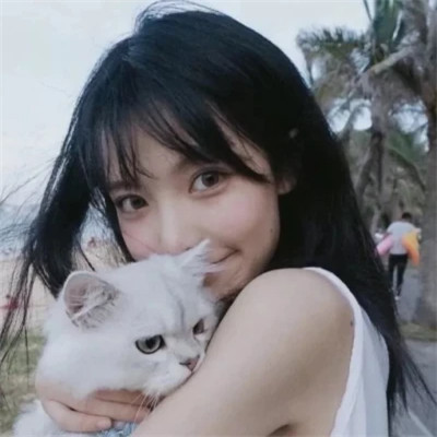 女生抱猫头像高清图片