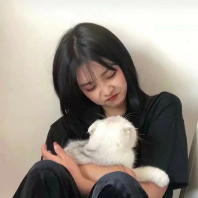 女生抱猫头像高清图片