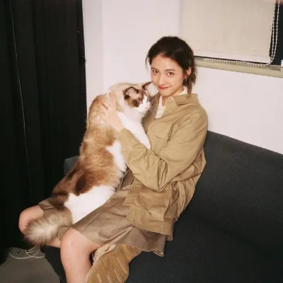女生抱猫头像高清图片