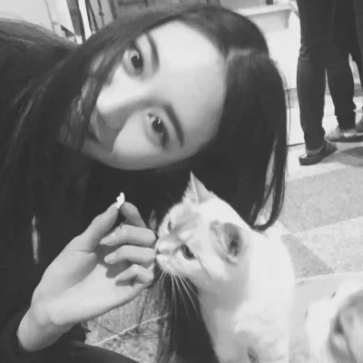 黑白系女生抱猫头像真人图片