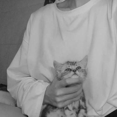 黑白系女生抱猫头像真人图片