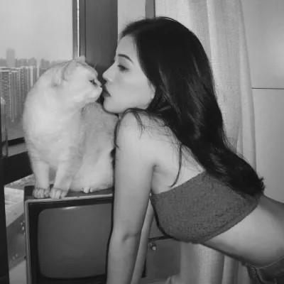 黑白系女生抱猫头像真人图片