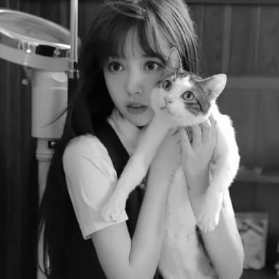 黑白系女生抱猫头像真人图片