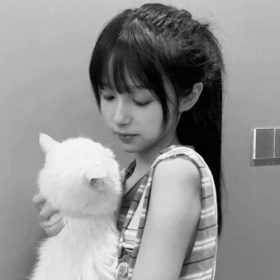 黑白系女生抱猫头像真人图片
