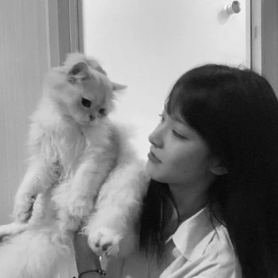 黑白系女生抱猫头像真人图片