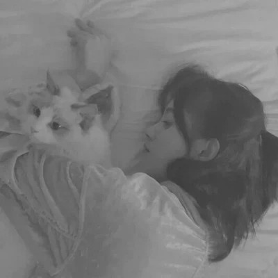 黑白系女生抱猫头像真人图片