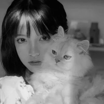 黑白系女生抱猫头像真人图片
