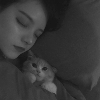 黑白系女生抱猫头像真人图片