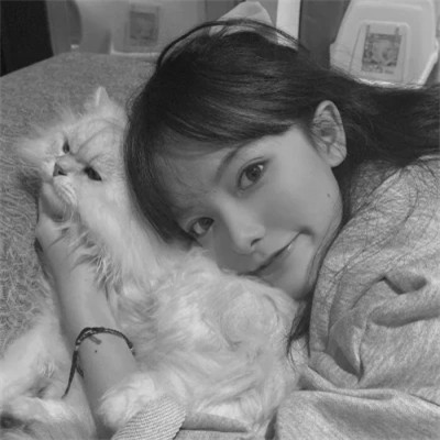 黑白系女生抱猫头像真人图片