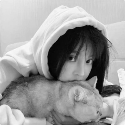 黑白系女生抱猫头像真人图片