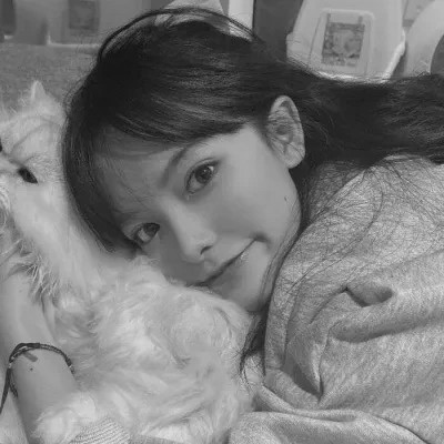 黑白系女生抱猫头像真人图片