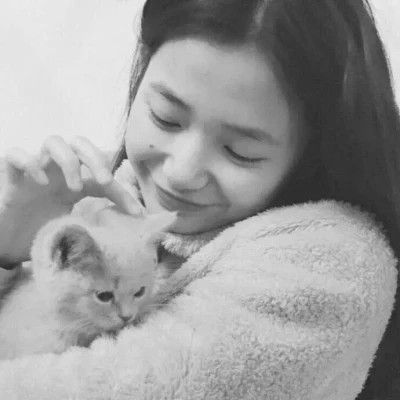 黑白系女生抱猫头像真人图片