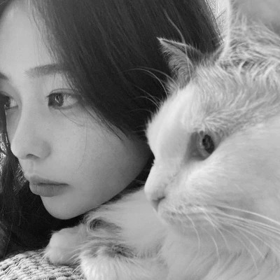 黑白系女生抱猫头像真人图片