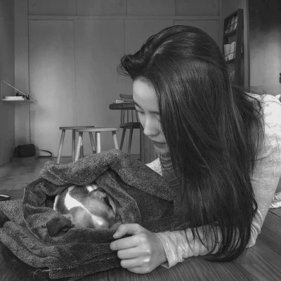 黑白系女生抱猫头像真人图片