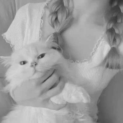 黑白系女生抱猫头像真人图片