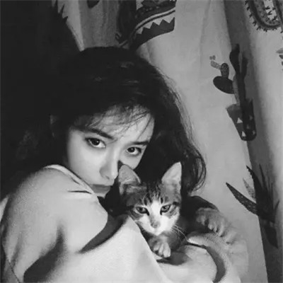 黑白系女生抱猫头像真人图片