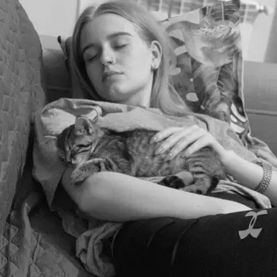 黑白系女生抱猫头像真人图片