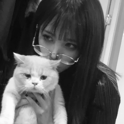 黑白系女生抱猫头像真人图片