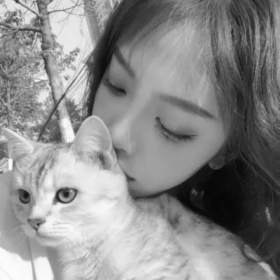 黑白系女生抱猫头像真人图片