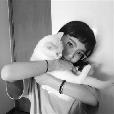 黑白系女生抱猫头像真人图片