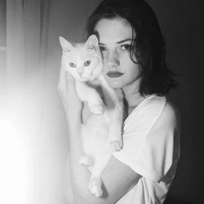 黑白系女生抱猫头像真人图片