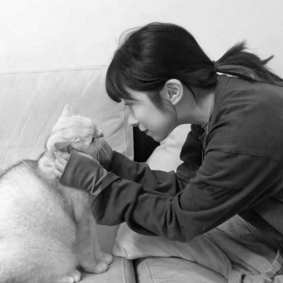 黑白系女生抱猫头像真人图片