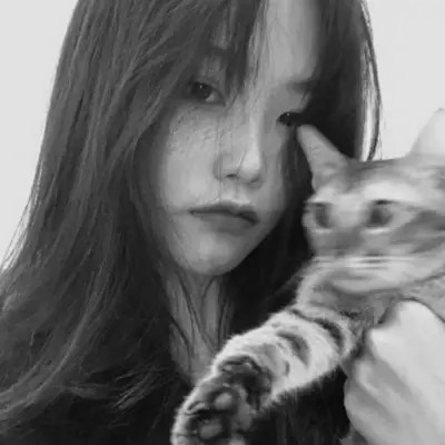 黑白系女生抱猫头像真人图片