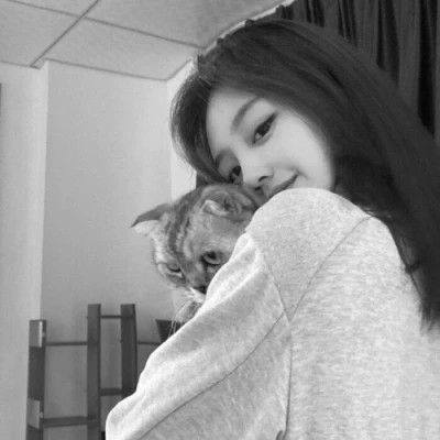 黑白系女生抱猫头像真人图片