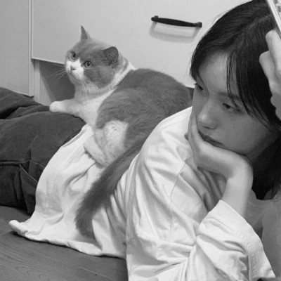 黑白系女生抱猫头像真人图片