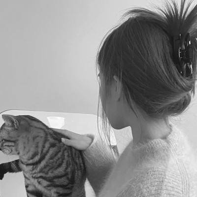 黑白系女生抱猫头像真人图片