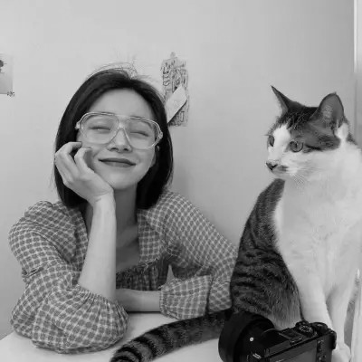 黑白系女生抱猫头像真人图片