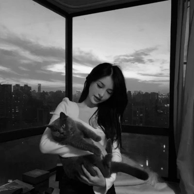 黑白系女生抱猫头像真人图片
