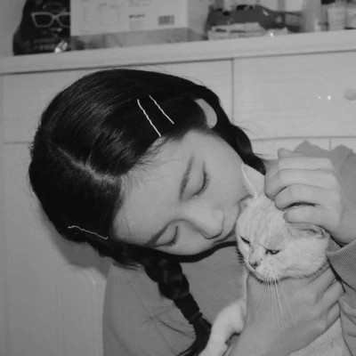 黑白系女生抱猫头像真人图片