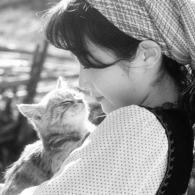 黑白系女生抱猫头像真人图片