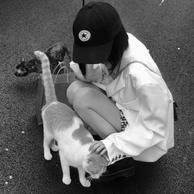 黑白系女生抱猫头像真人图片