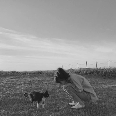 黑白系女生抱猫头像真人图片
