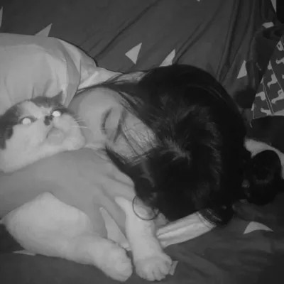 黑白系女生抱猫头像真人图片