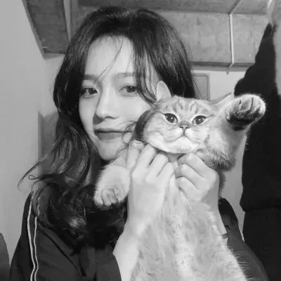 黑白系女生抱猫头像真人图片