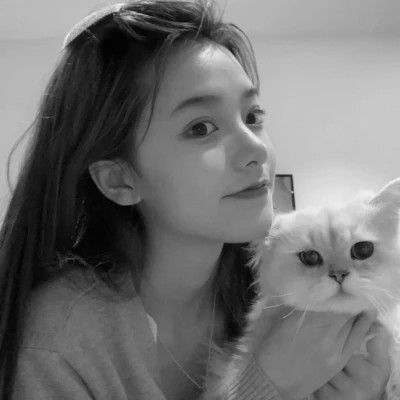 黑白系女生抱猫头像真人图片
