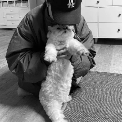 黑白系女生抱猫头像真人图片