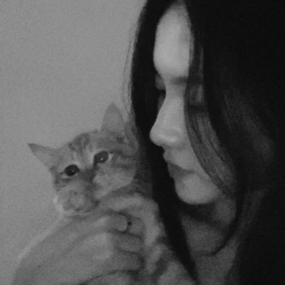 黑白系女生抱猫头像真人图片