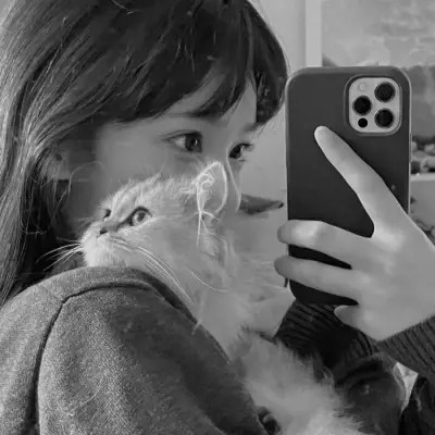 黑白系女生抱猫头像真人图片