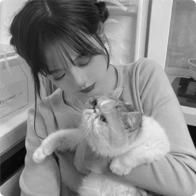 黑白系女生抱猫头像真人图片