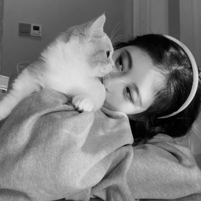 黑白系女生抱猫头像真人图片